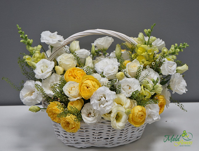 Compoziție cu trandafir de bujor galben și eustoma foto